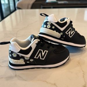 NWOT new balance black floral shoe